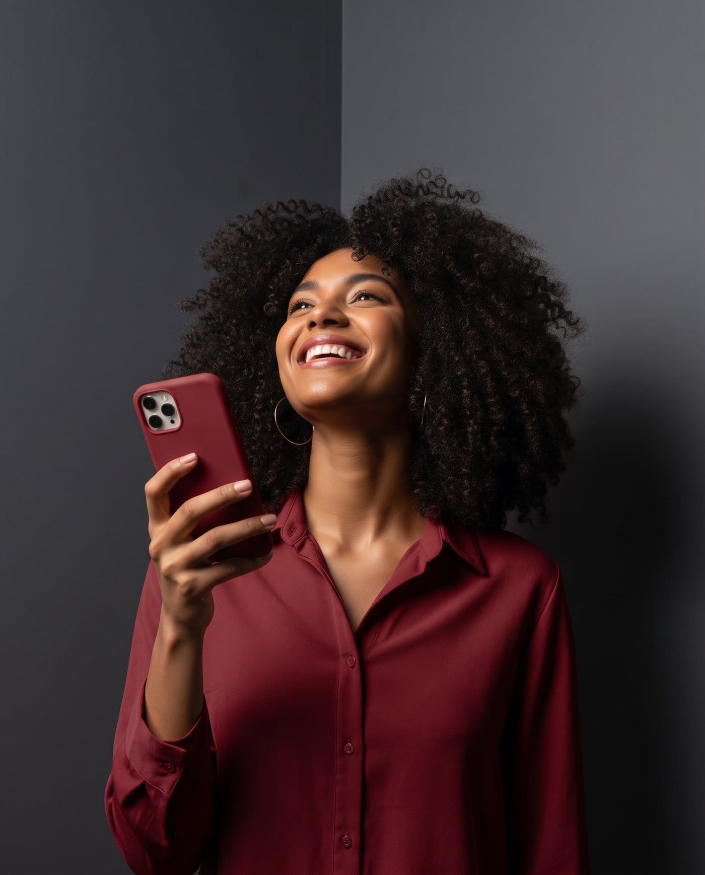 Profissional sorrindo ao acessar as soluções Contempla pelo celular